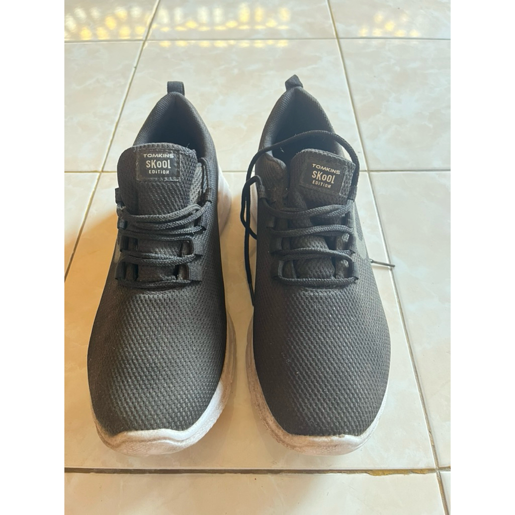 sepatu sneakers tomkins elegan preloved