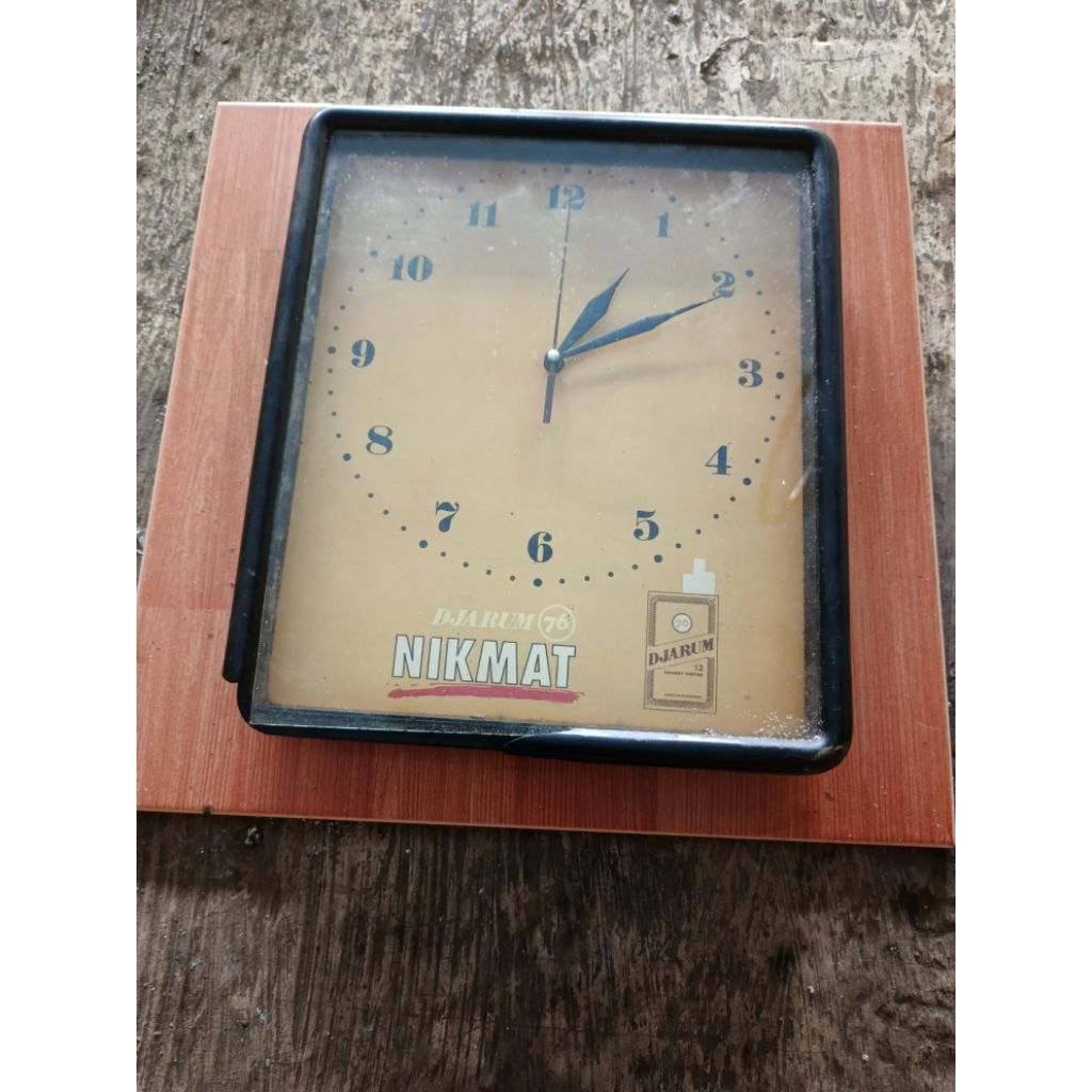 jam dinding jadul logo djarum 76 ada minus