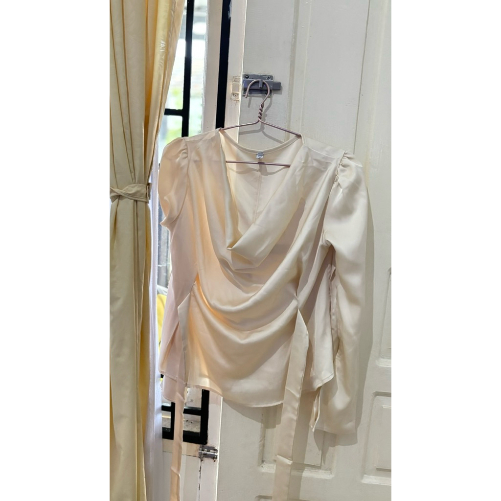 preloved atasan/blouse satin ivory