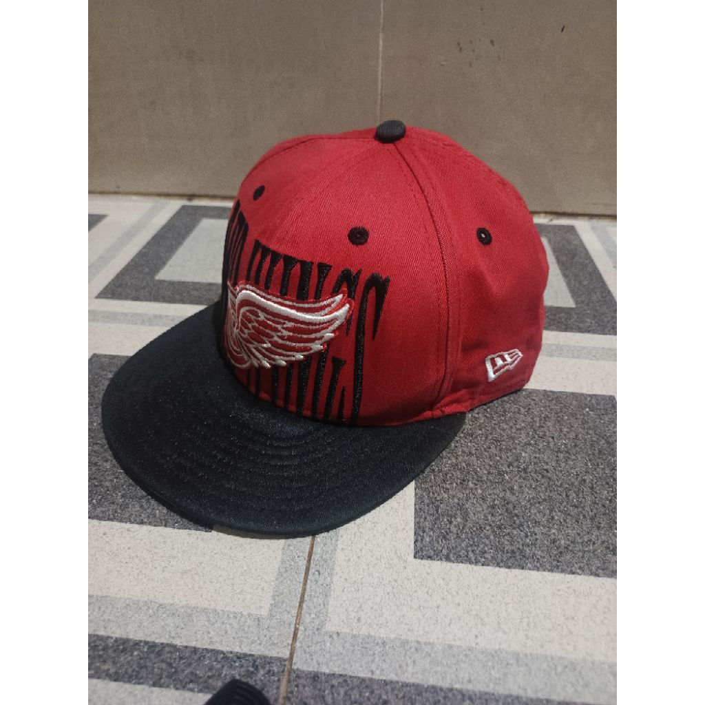 Topi New Era 9FIFTY Snapback Detroit Red Wings Winged Wheel Original NHL - Merah/Hitam - Medium/Larg