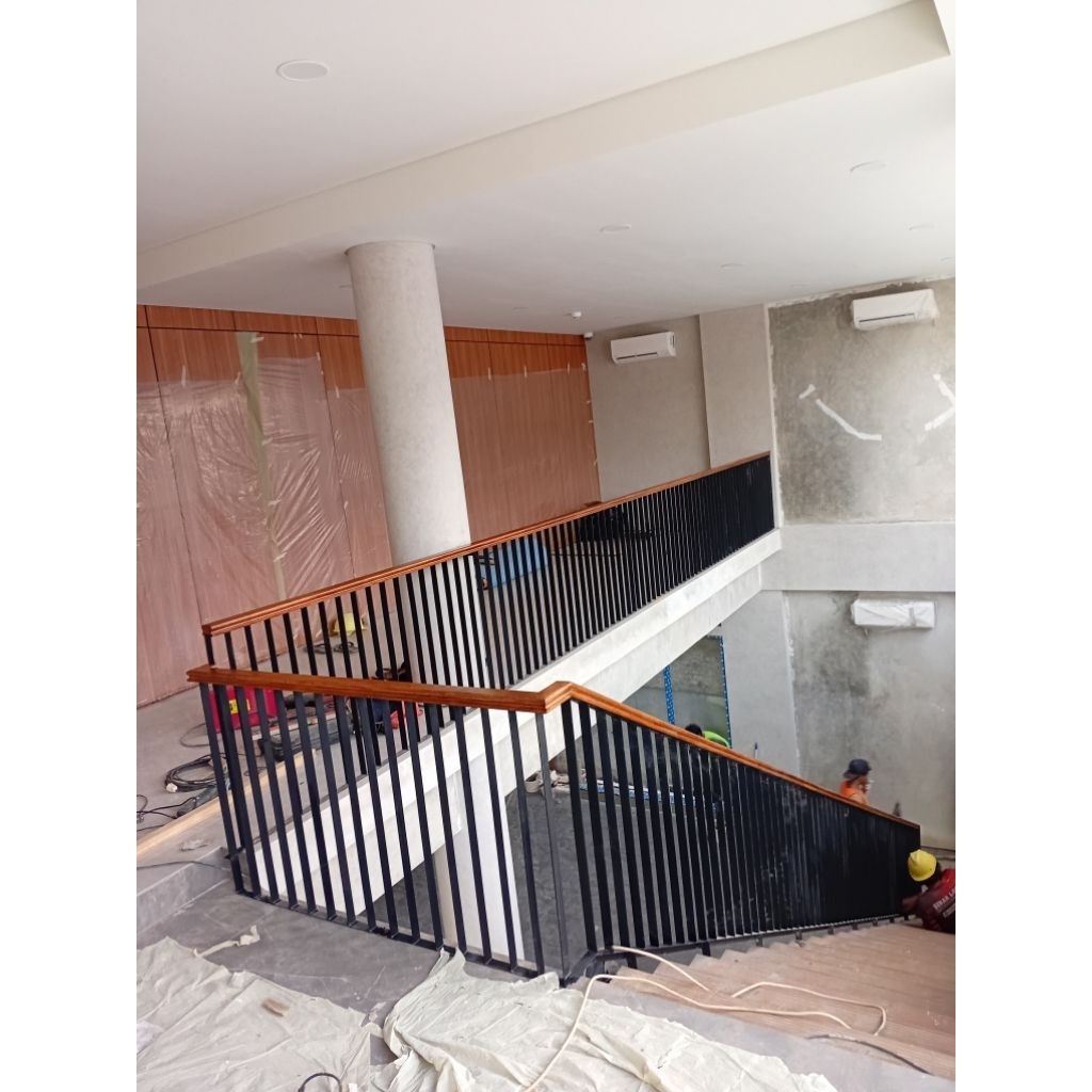 railing tangga dan balkon besi plat striff pegangan kayu pengaman pagar anak tangga rumah desain mod
