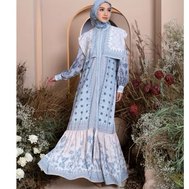 PL dress wearing klamby