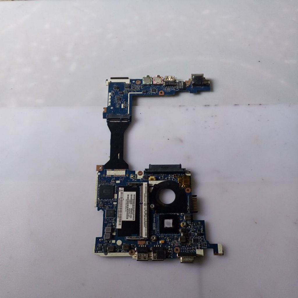 Motherboard laptop Acer Aspire one 522 rusak