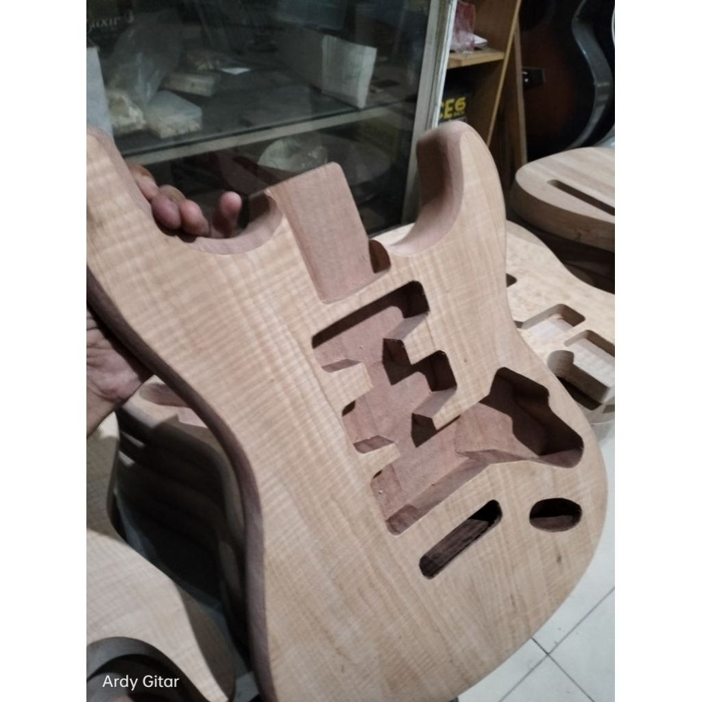Body Gitar fender stratocaster blum finishing