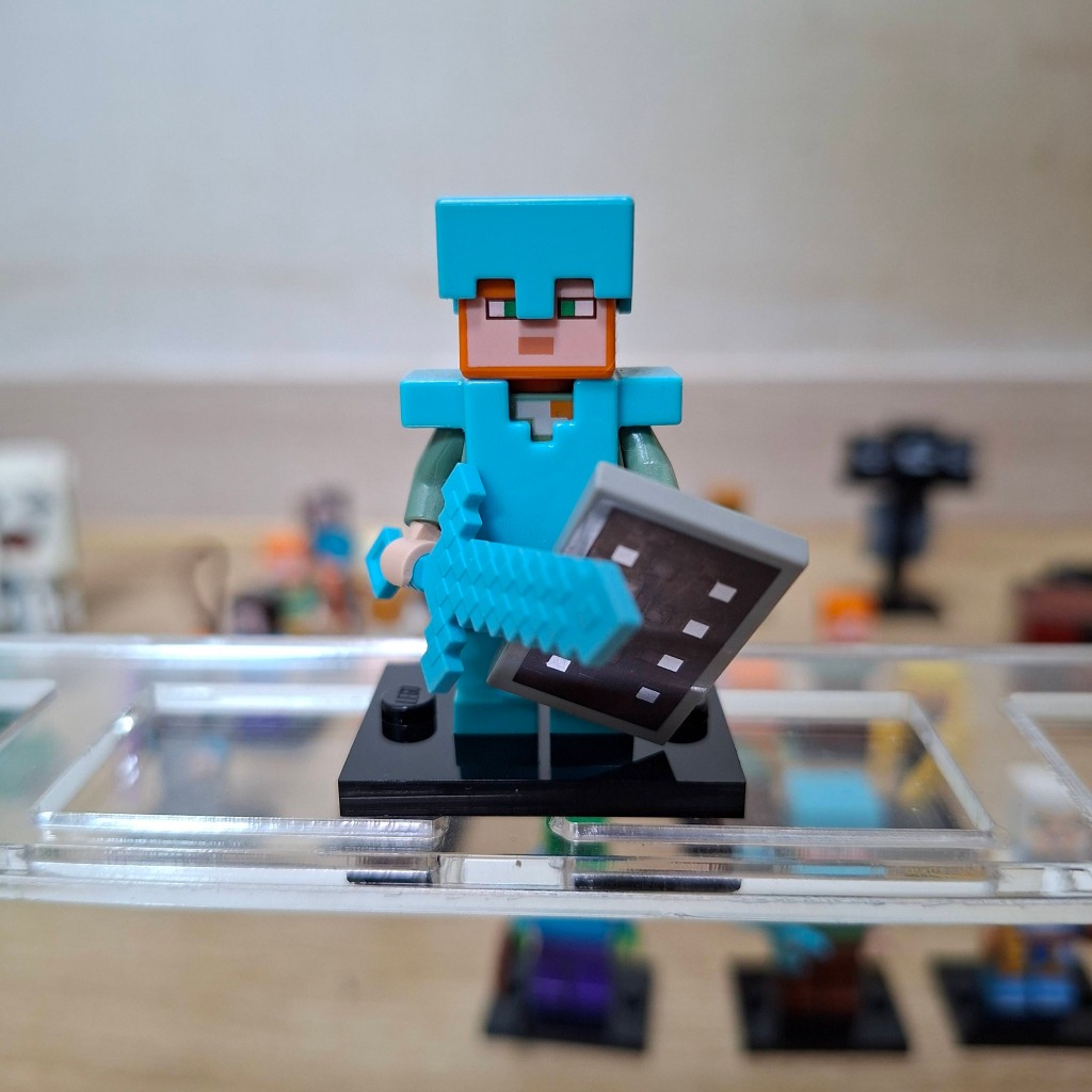 Lego Minfigure Minicraft Alex In Full Diamond And Armour From Set 21137 min051