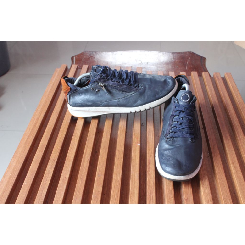 Sepatu sneakers keren" geox" Upper kulit sintetis outsole foam  kokoh.Size 45 insole 300. minus pema