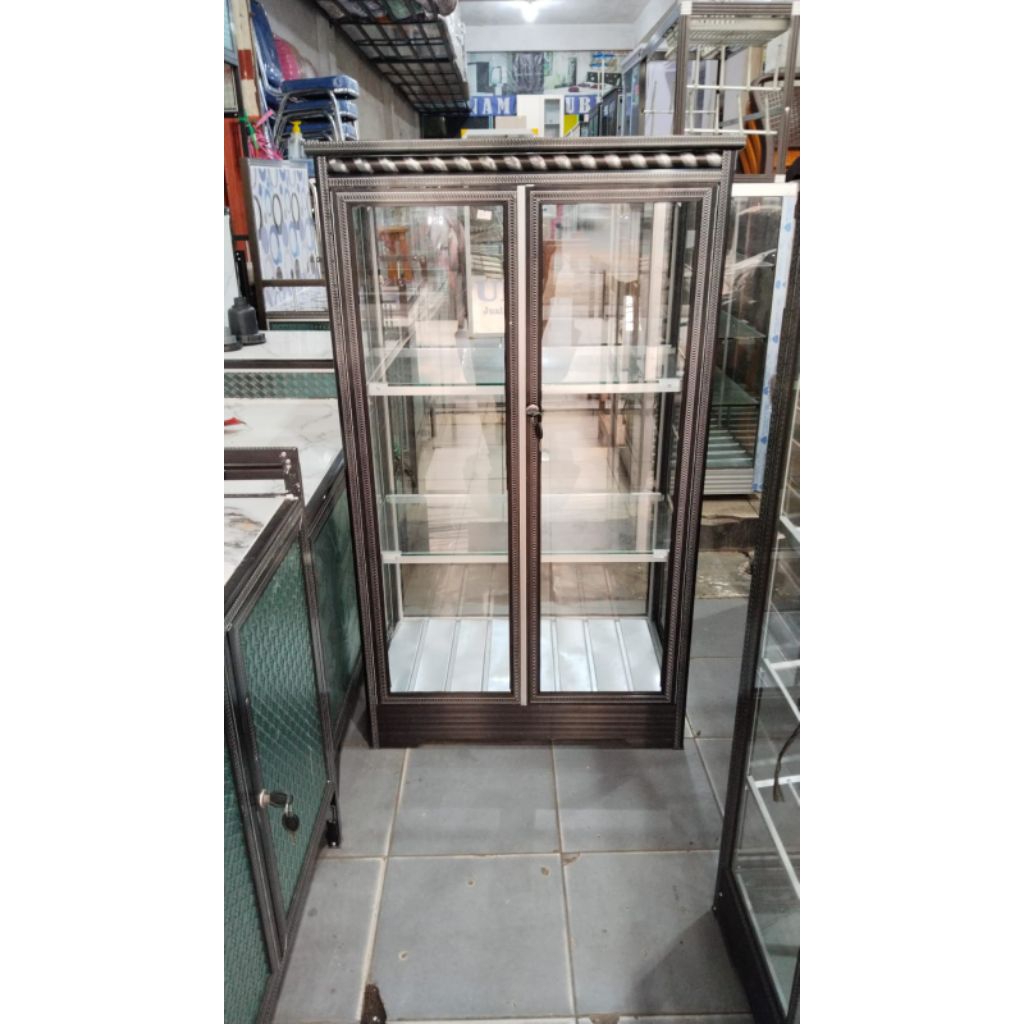 lemari hias atau rak boneka aluminium kaca pintu 2