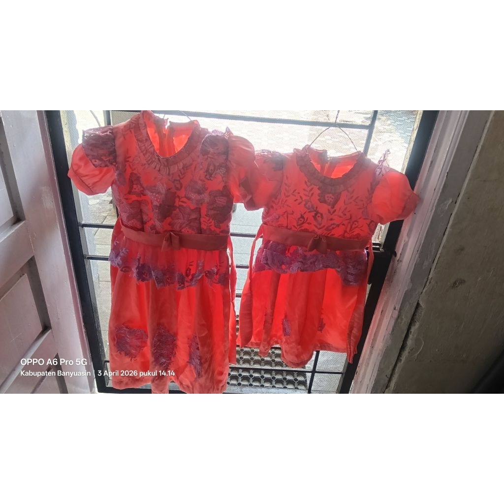 pl Couple 2 Gaun Pesta Bahan satin Variasi brukat bordir Cantik mewah masih Likenew