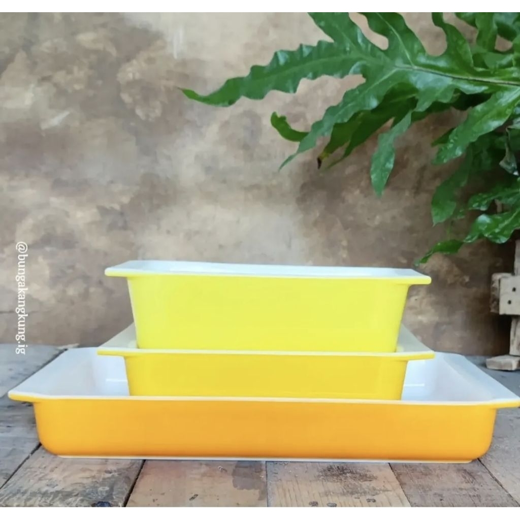 Pyrex USA casserole baking pan daisy