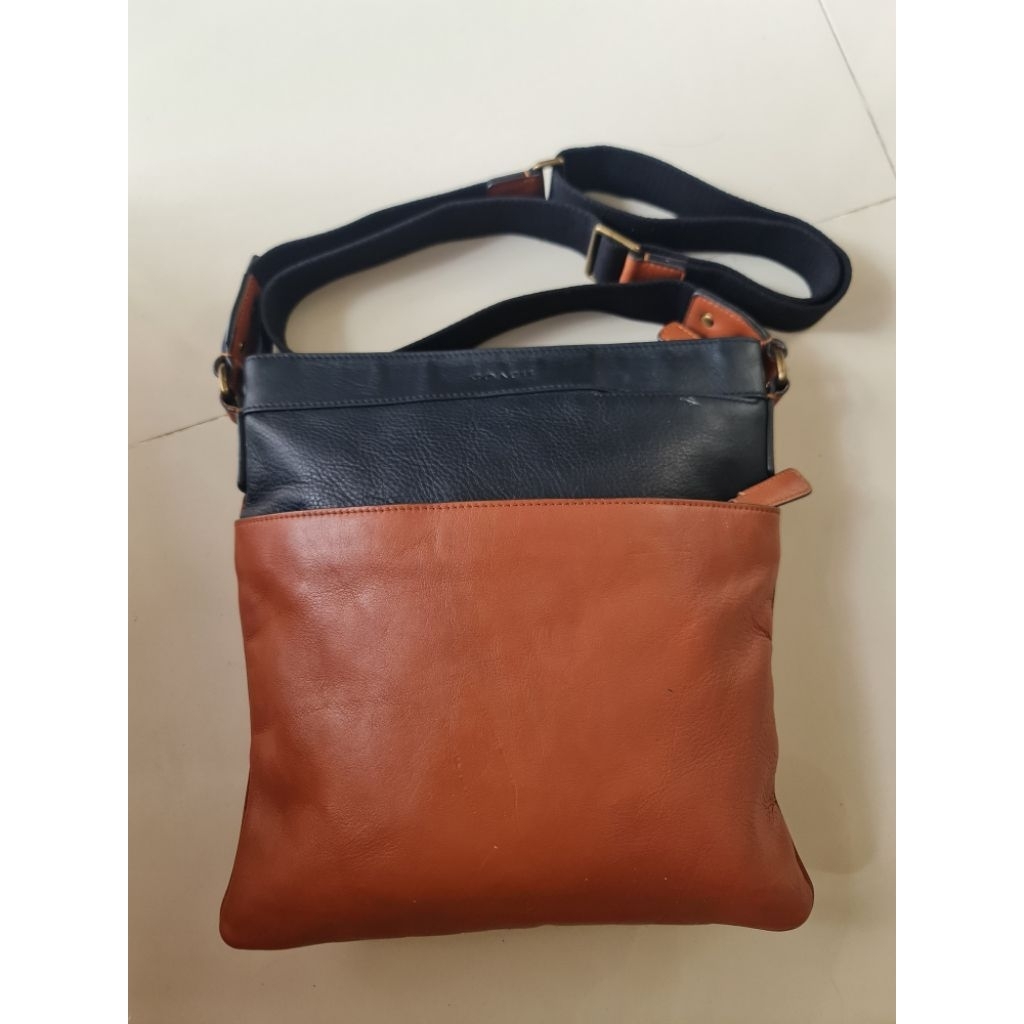 110. Tas SlingBag Pria Coach Black Brown
Mantan / Bekas / Second

Size : 30cm x 1cm × 31cm

Bahan Ku