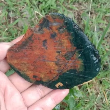 Lempengan batu akik Klawing pancawarna unik