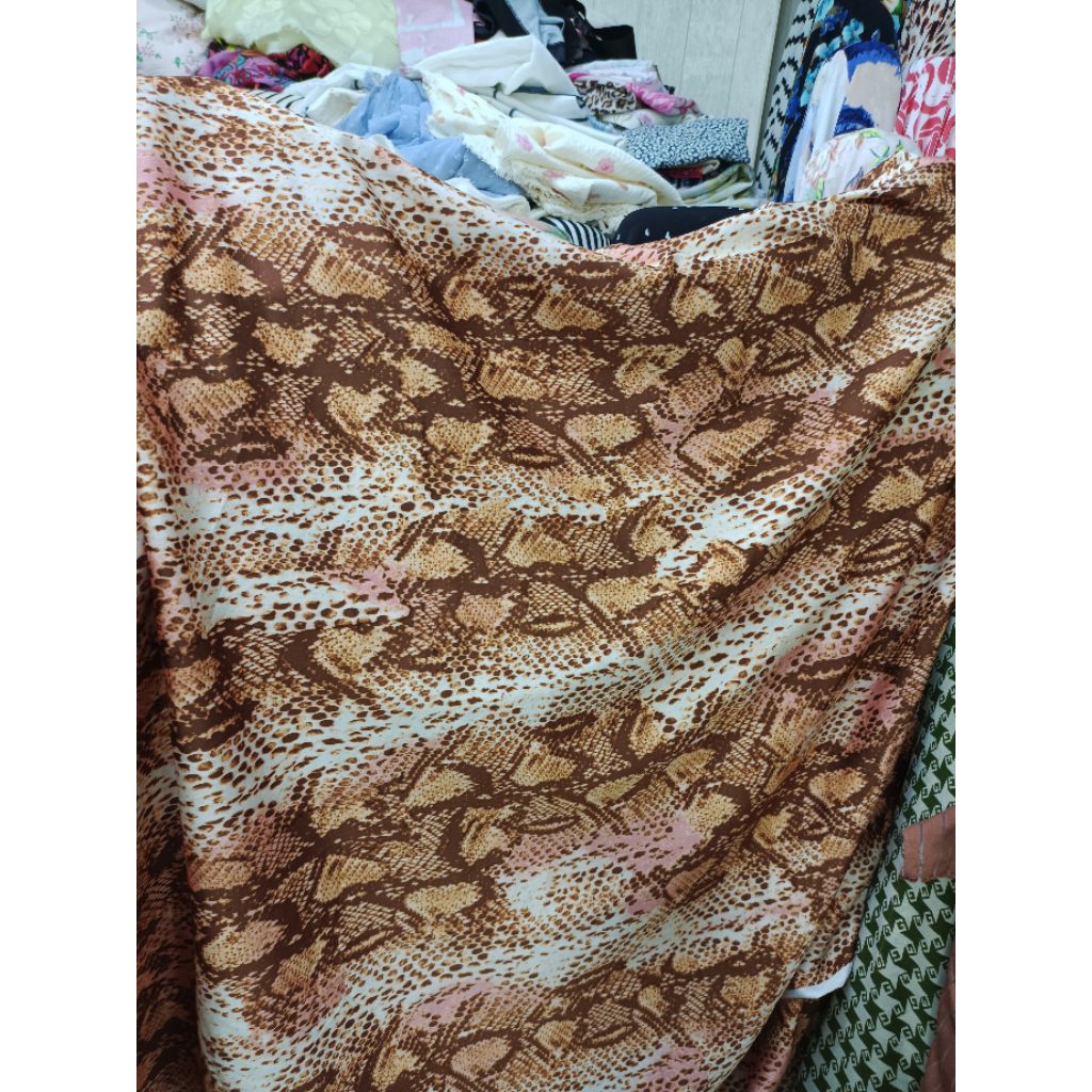 Kain Satin Silk Premium Motif Ular - Kain Meteran Lembut Jatuh - Silk Buat Gamis,dres & Tunik Antik 