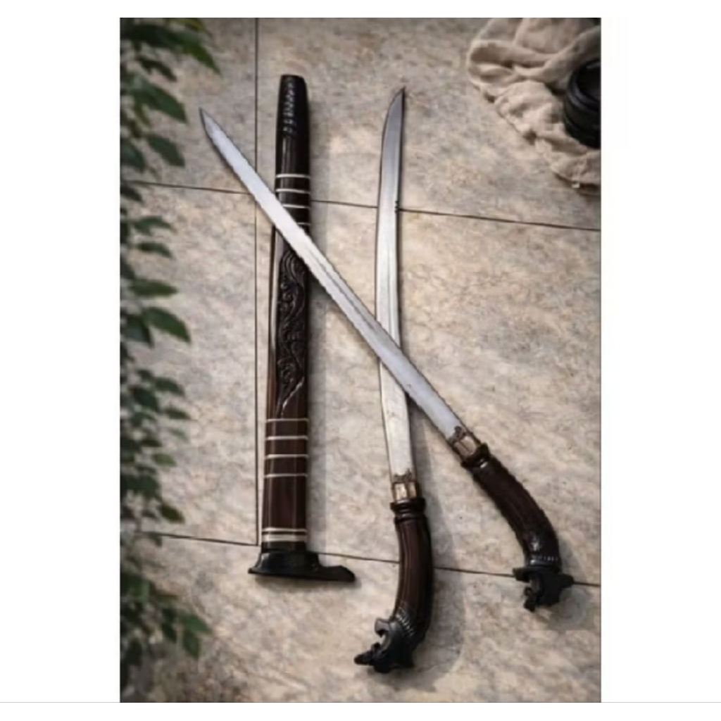 pusatnya golok gobang macan baja tempa dengan gagang kayu ukir dan sarung motif