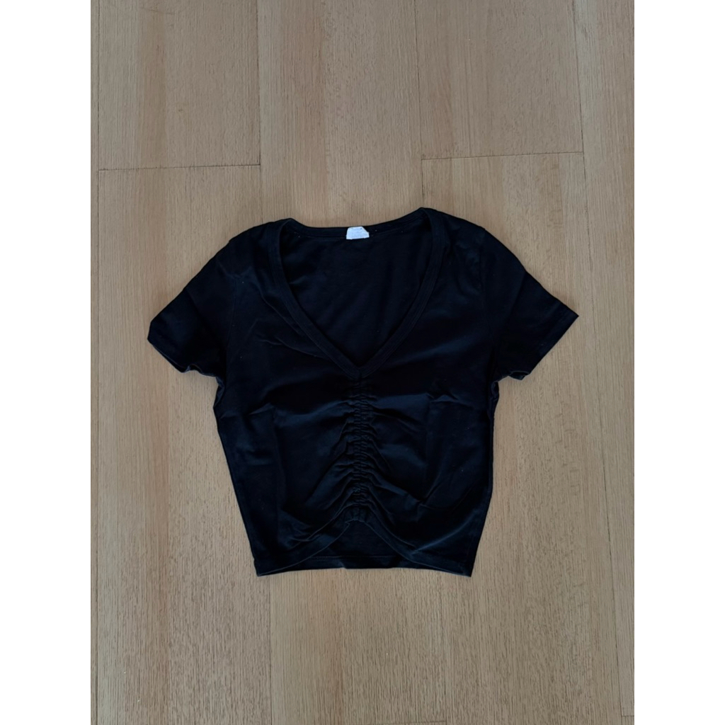 preloved aritzia black crop top / kaos hitam / baby tee