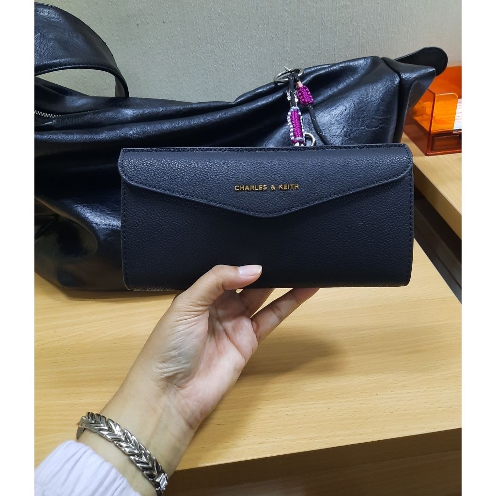 Preloved - Dompet panjang trifold merk Charles&Keith