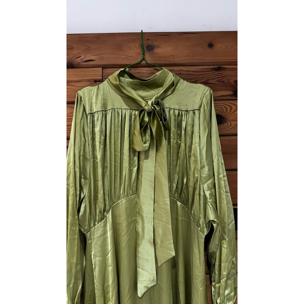 Dress Satin Silk Premium Olive Green Elegant Midi Dress Wanita Pita Leher