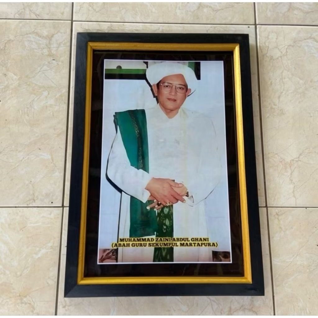 Hiasan dinding Lukisan Abah Guru Sekumpul uk 45x65cm plus Bingkai Cantik