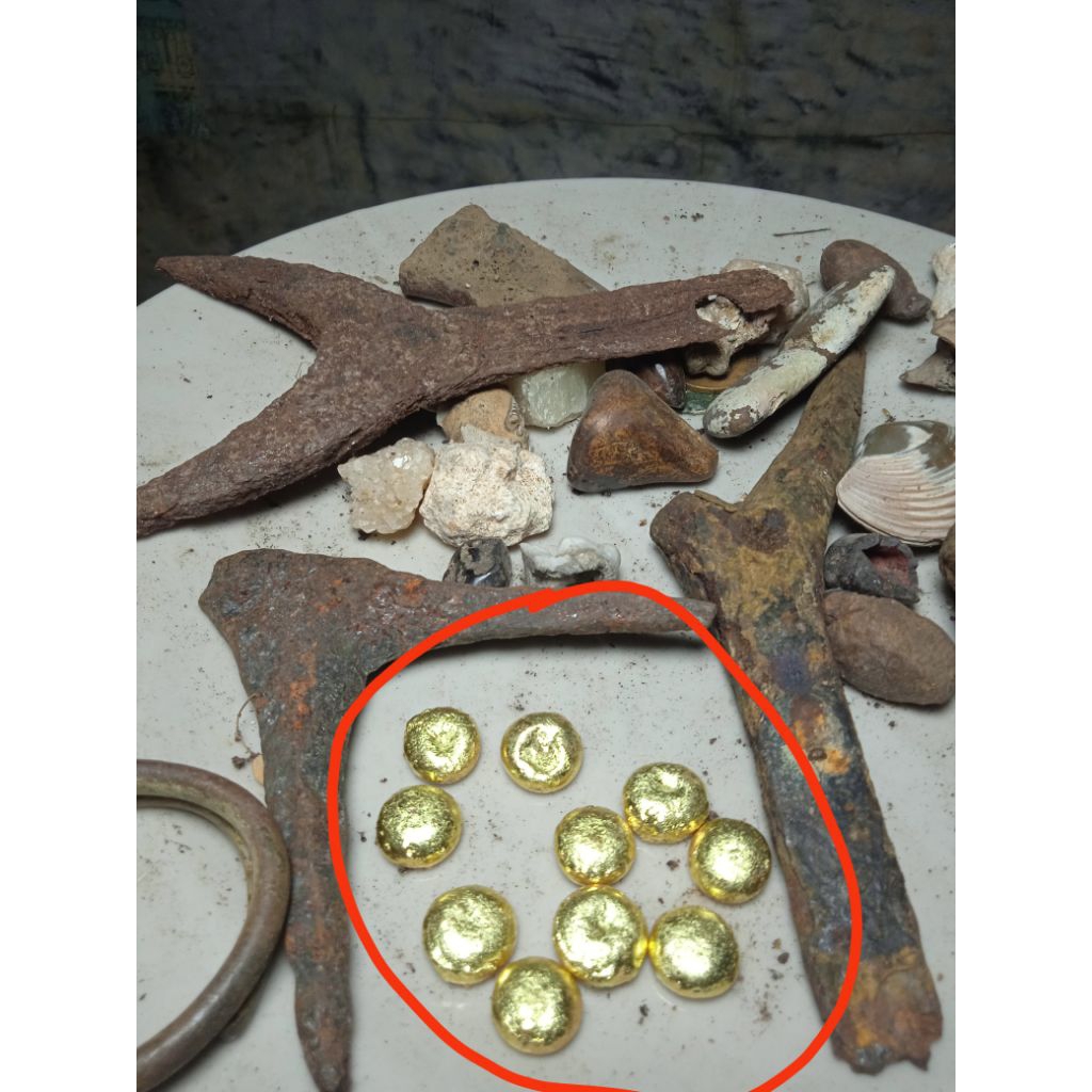 koin majapahit dompis bulat kecil tmuan kali brantas