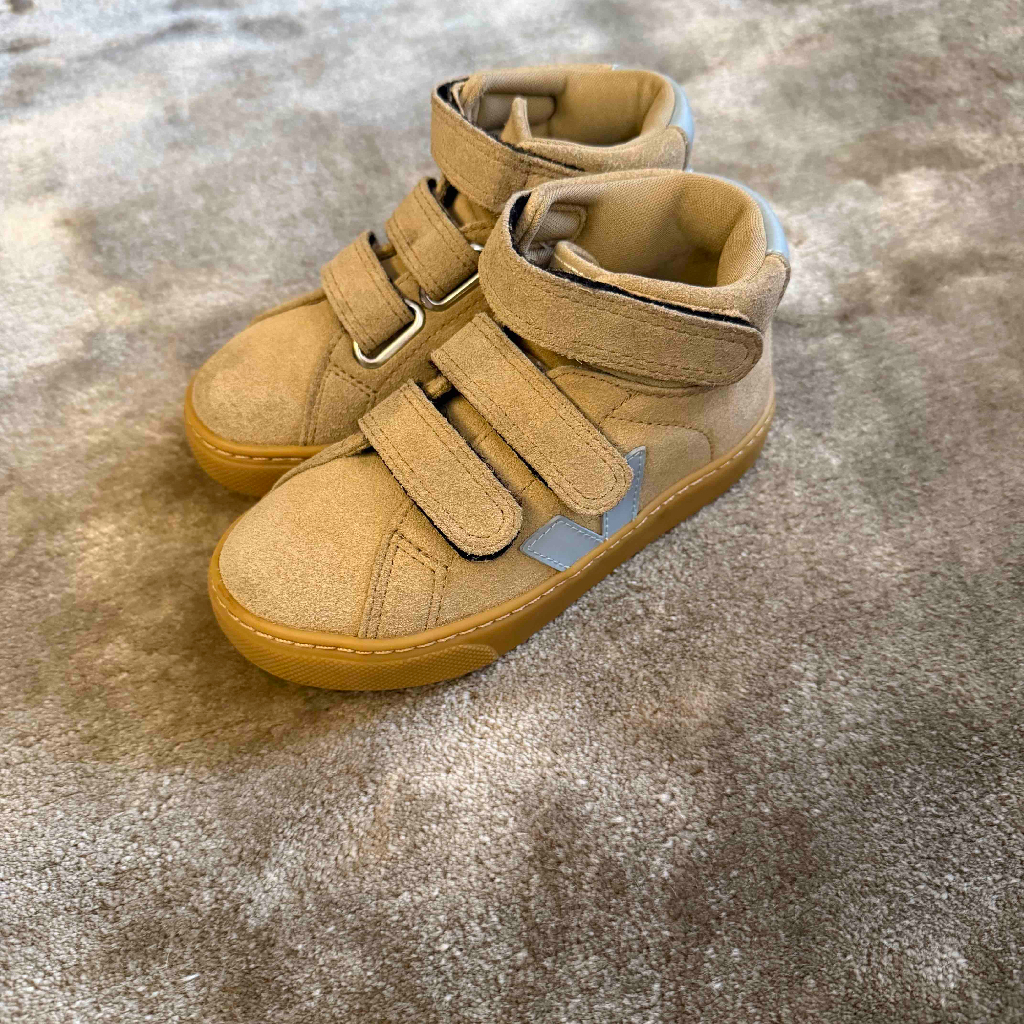 VEJA KIDS SHOE (PRELOVED) SIZE: 19.5 CM (INSOLE 18CM)