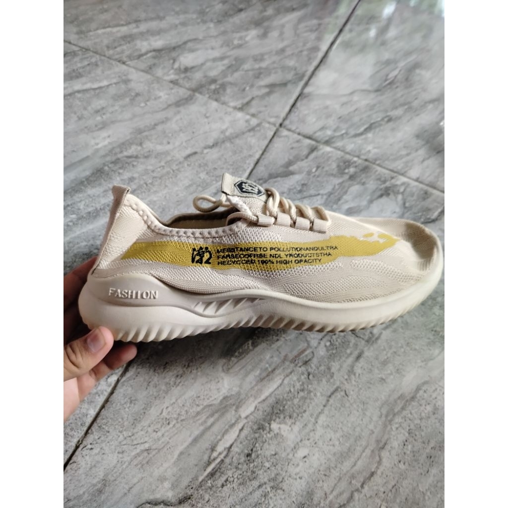 Sepatu Sneakers Pria Olahraga Sport Shoes Casual Running Mesh Breathable - Cream/Beige Size 44