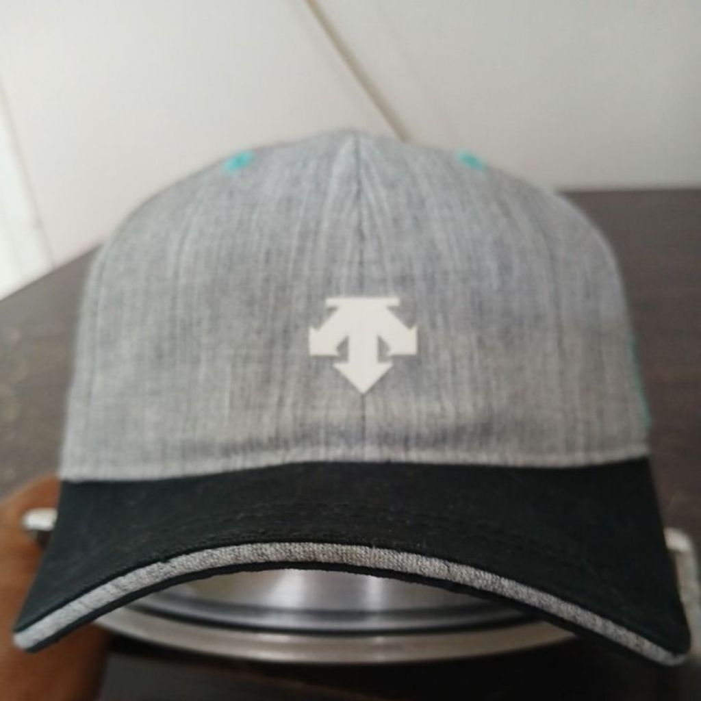 Topi Descente Athletic Series, yang cocok digunakan untuk gaya hidup aktif (lifestyle) logo karet ti