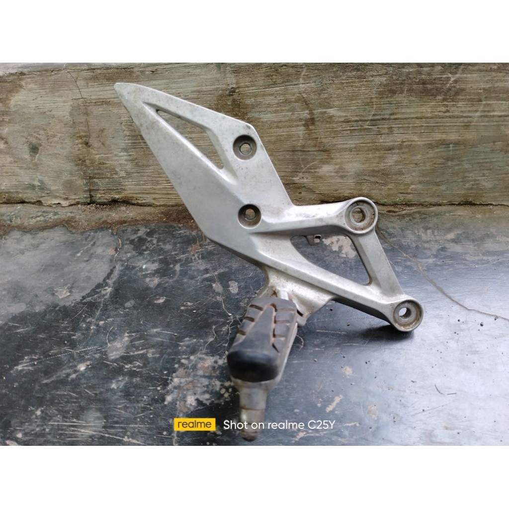 footstep depan cbr 150r facelit original sebelah kanan