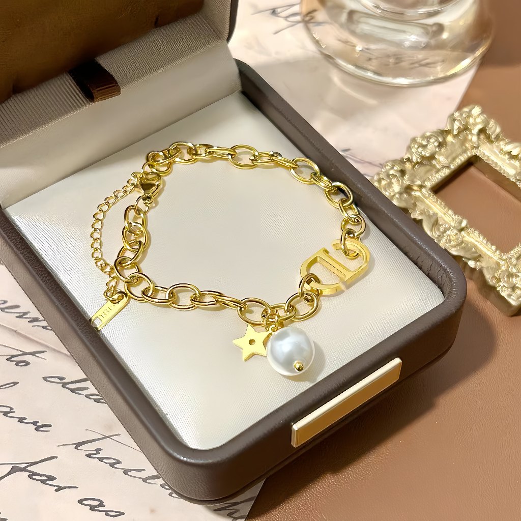 COD  Gelang Titanium Wanita Huruf CD Mutiara Desain Eropa Amerika, Penyepuhan Emas Asli, Vintage Ser