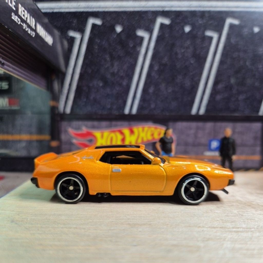 HOT WHEELS PREMIUM AMC JAVELIN ORANGE