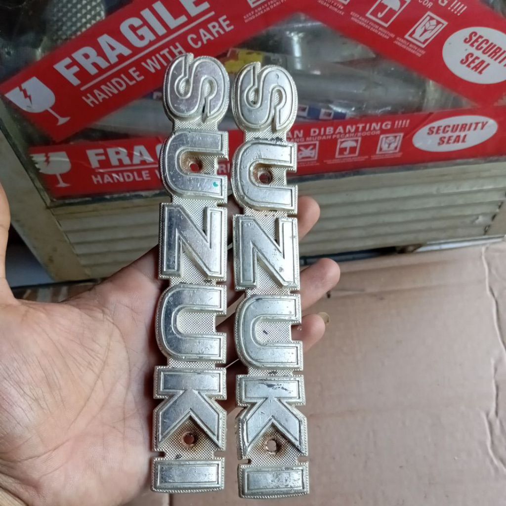 emblem Suzuki A100 Econos original