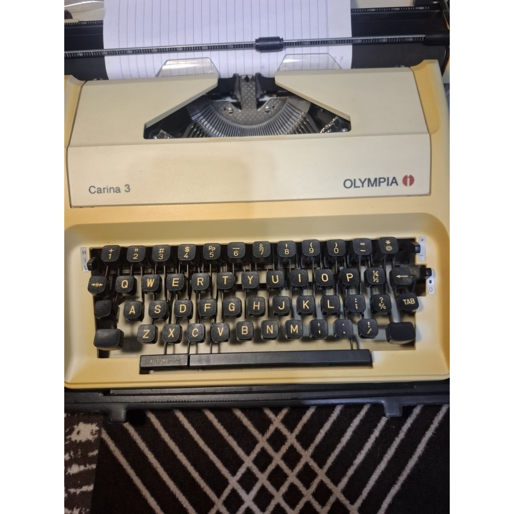 Mesin ketik antik Merk OLYMPIA normal
