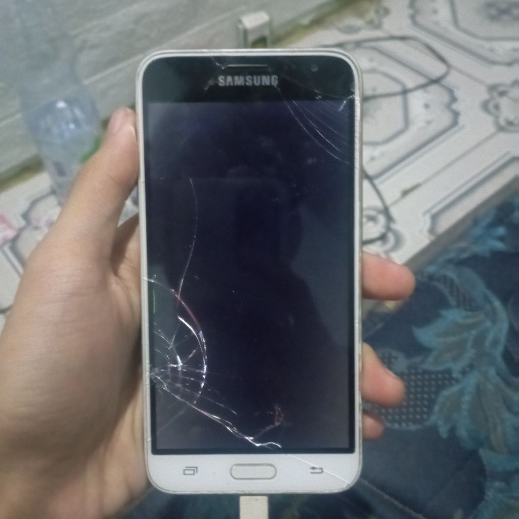 hp samsung j3 2016 mesin normal tested minus lcd baca Deskripsi