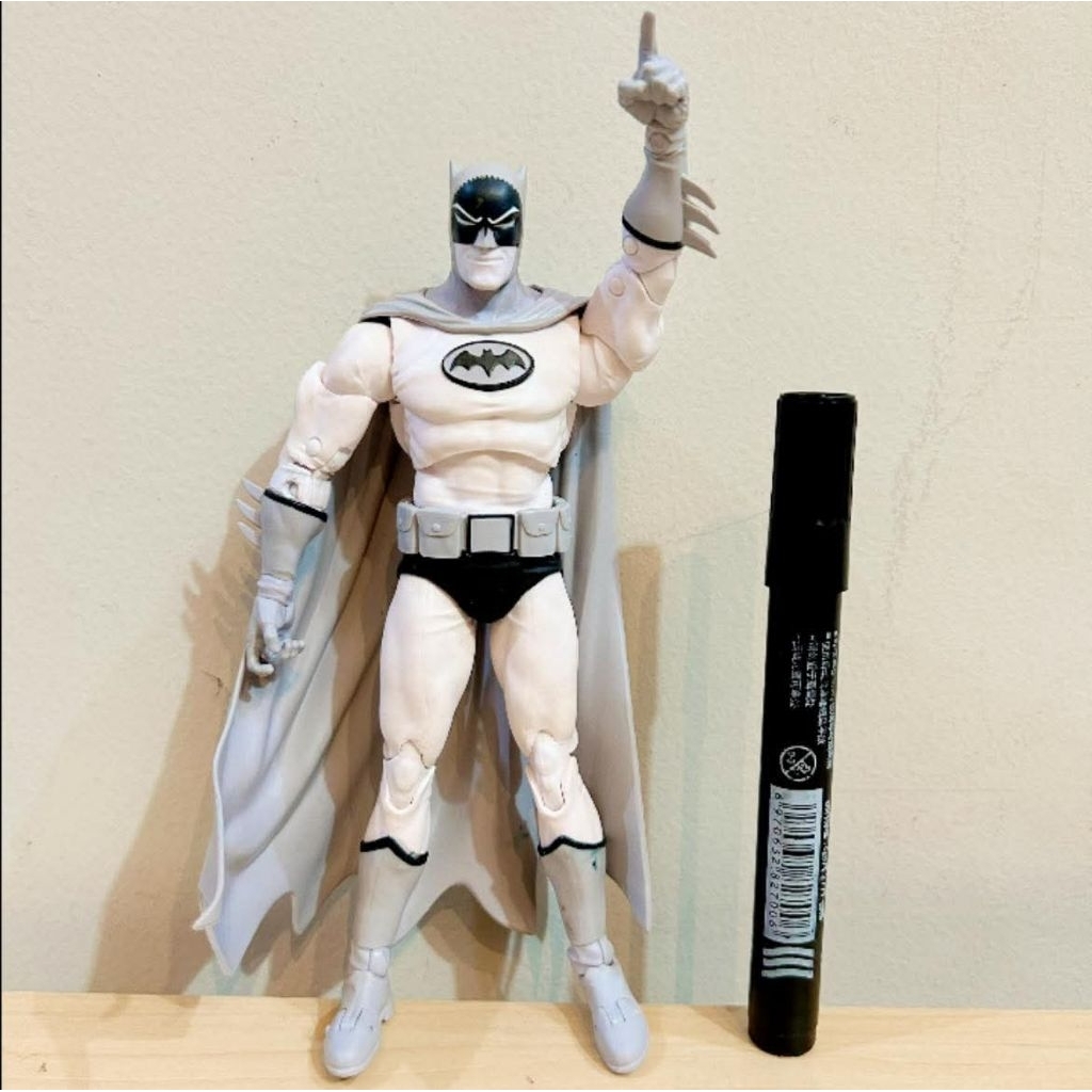Mainan action figure Batman DC Multiverse Bat-Manga Batman Platinum Edition action figure, which is 
