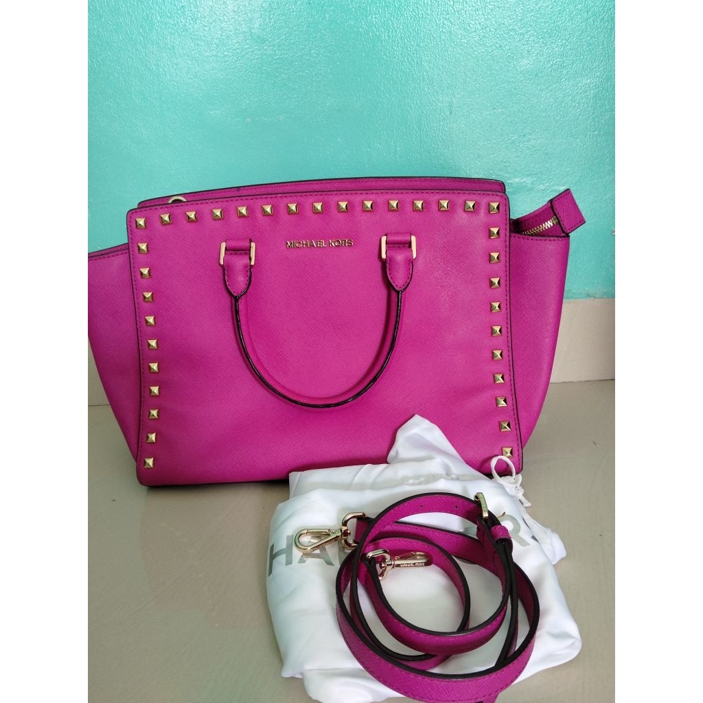 tas MK Selma size 35cm lengkap talpan dan dustbag. good condition authentic.preloved