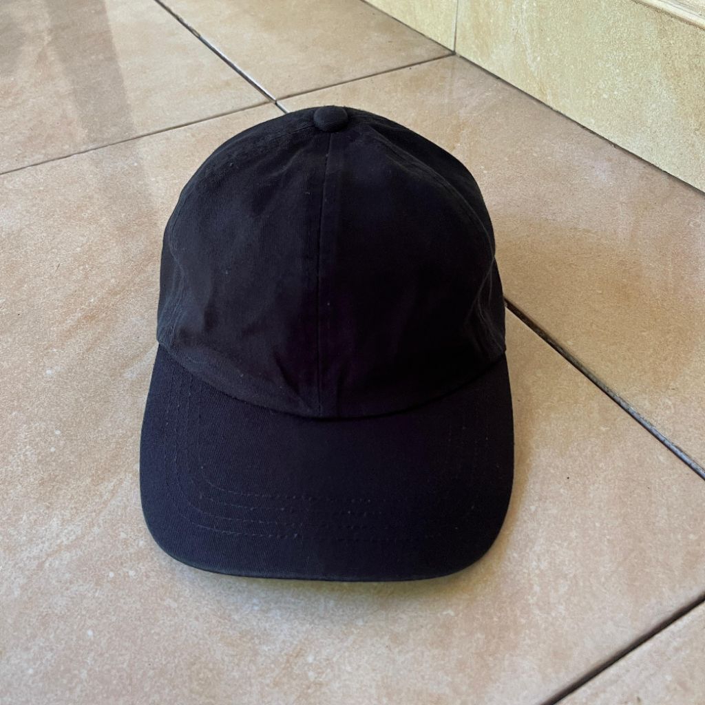 topi uniqlo hitam