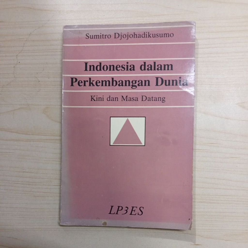 BUKU INDONESIA DALAM PERKEMBANGAN DUNIA OLEH SUMITRO DJOJOHADIKUSUMO