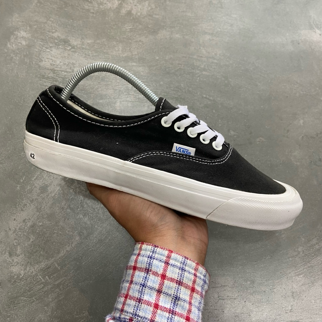 [Size 42] Rare Vans Vault OG Authentic LX Black White Second Original Good Condition. Harga Baru nya