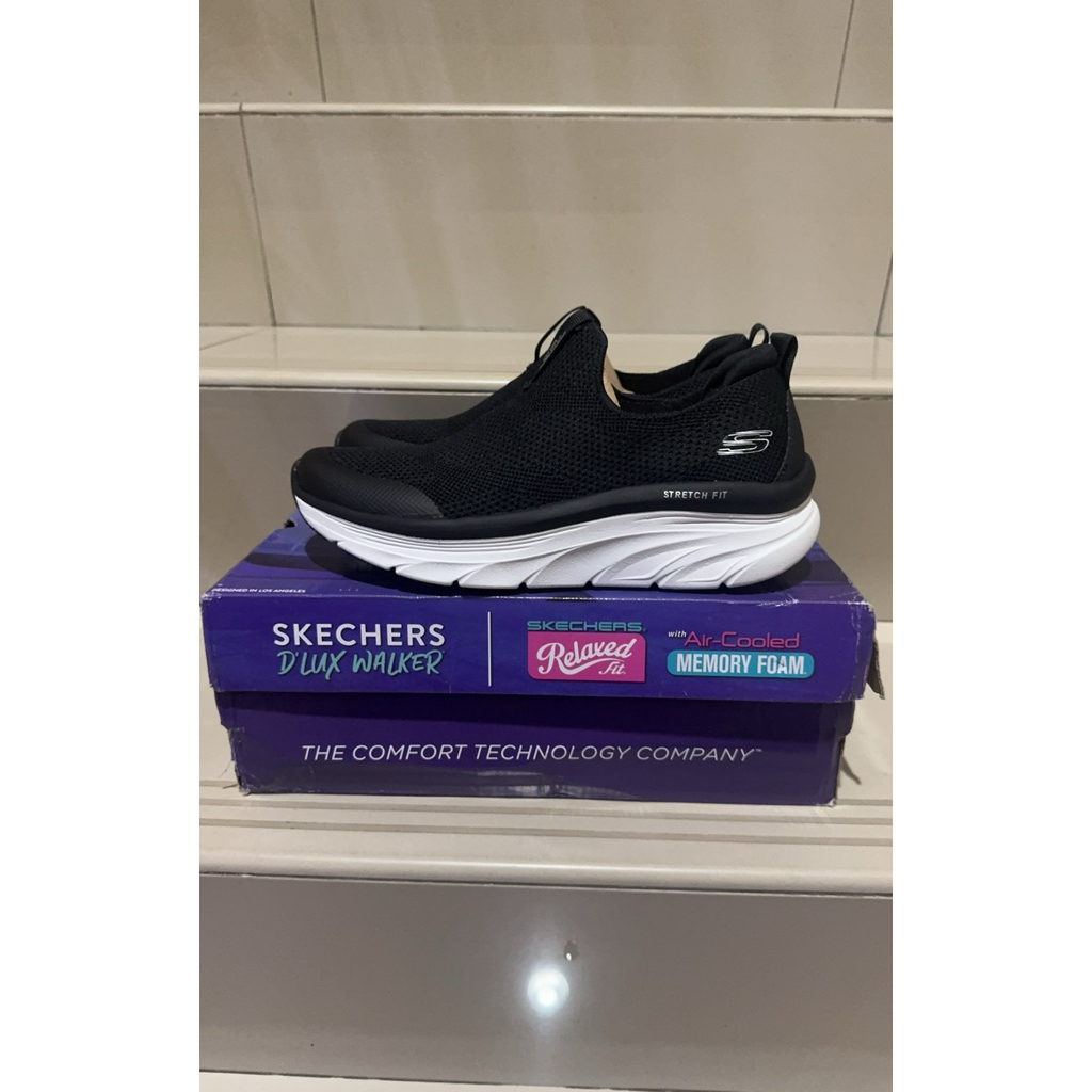 Sepatu Skechers D'lux Walker with Air cooled Memory Foam