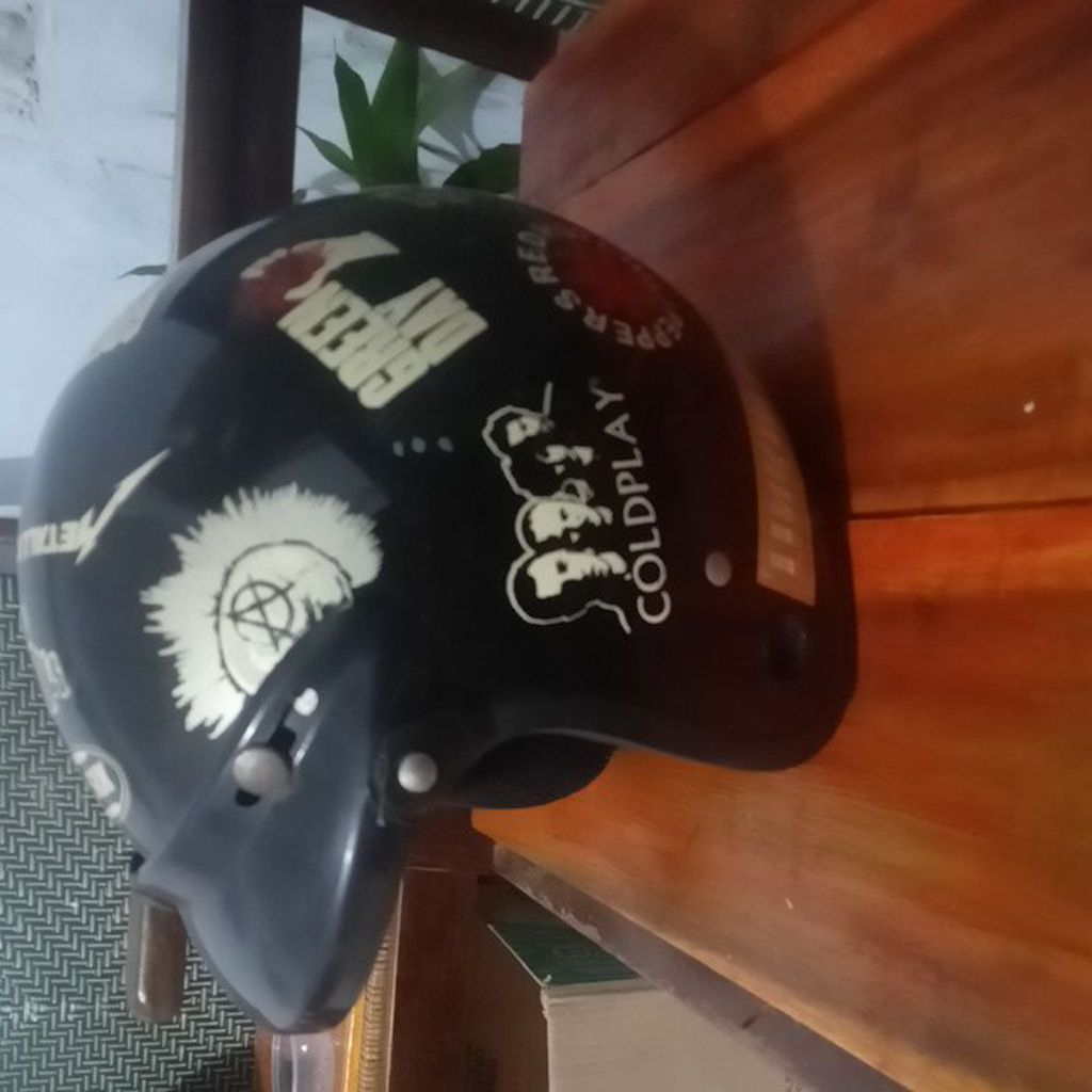 helm bekas