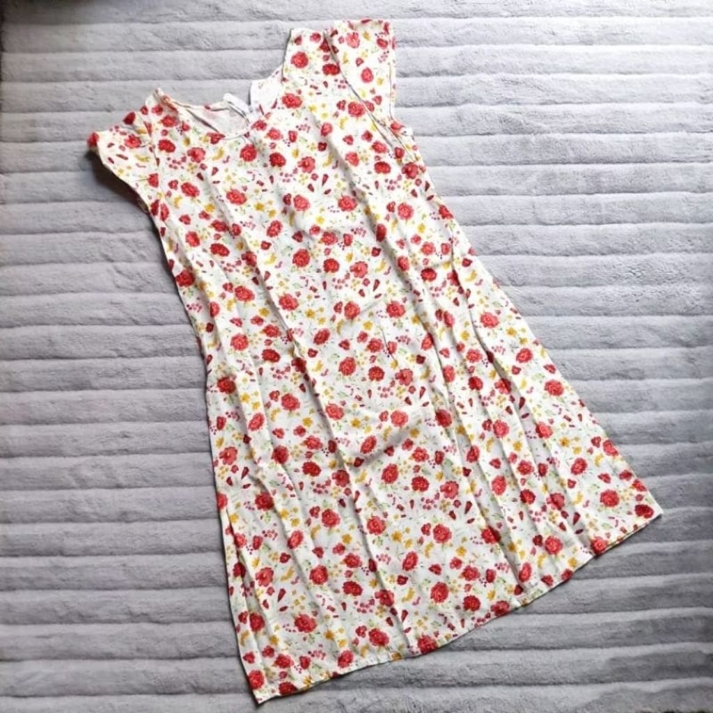 Midi Dress Putih Motif Bunga Oranye – Cantik & Feminim