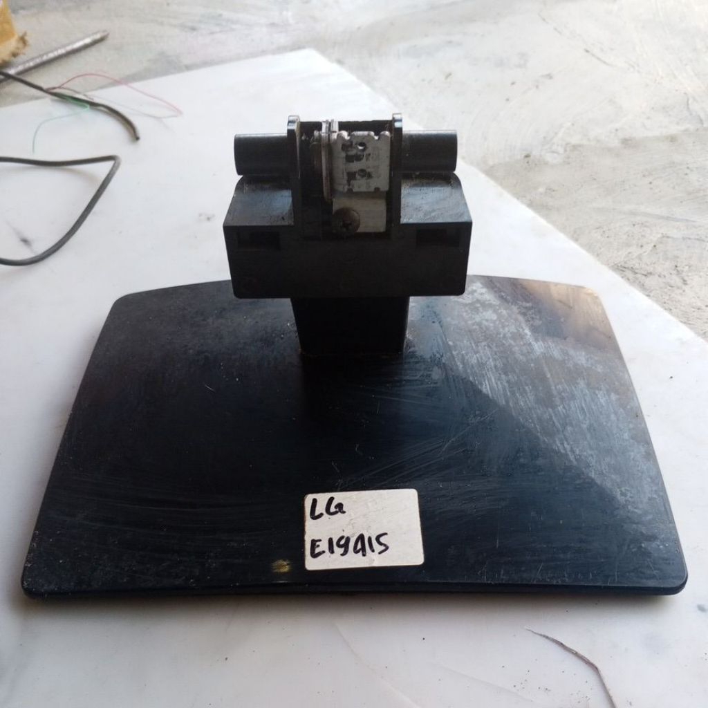 Kaki Monitor LG E1941S