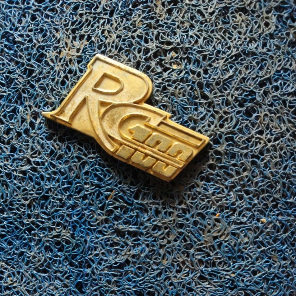 emblem sayap depan motor Suzuki rc100
