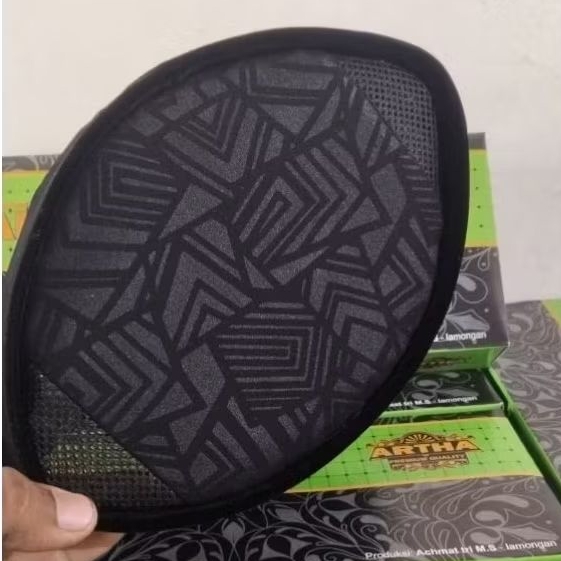 Peci hitam ARTHA dengan motif atas kain embos