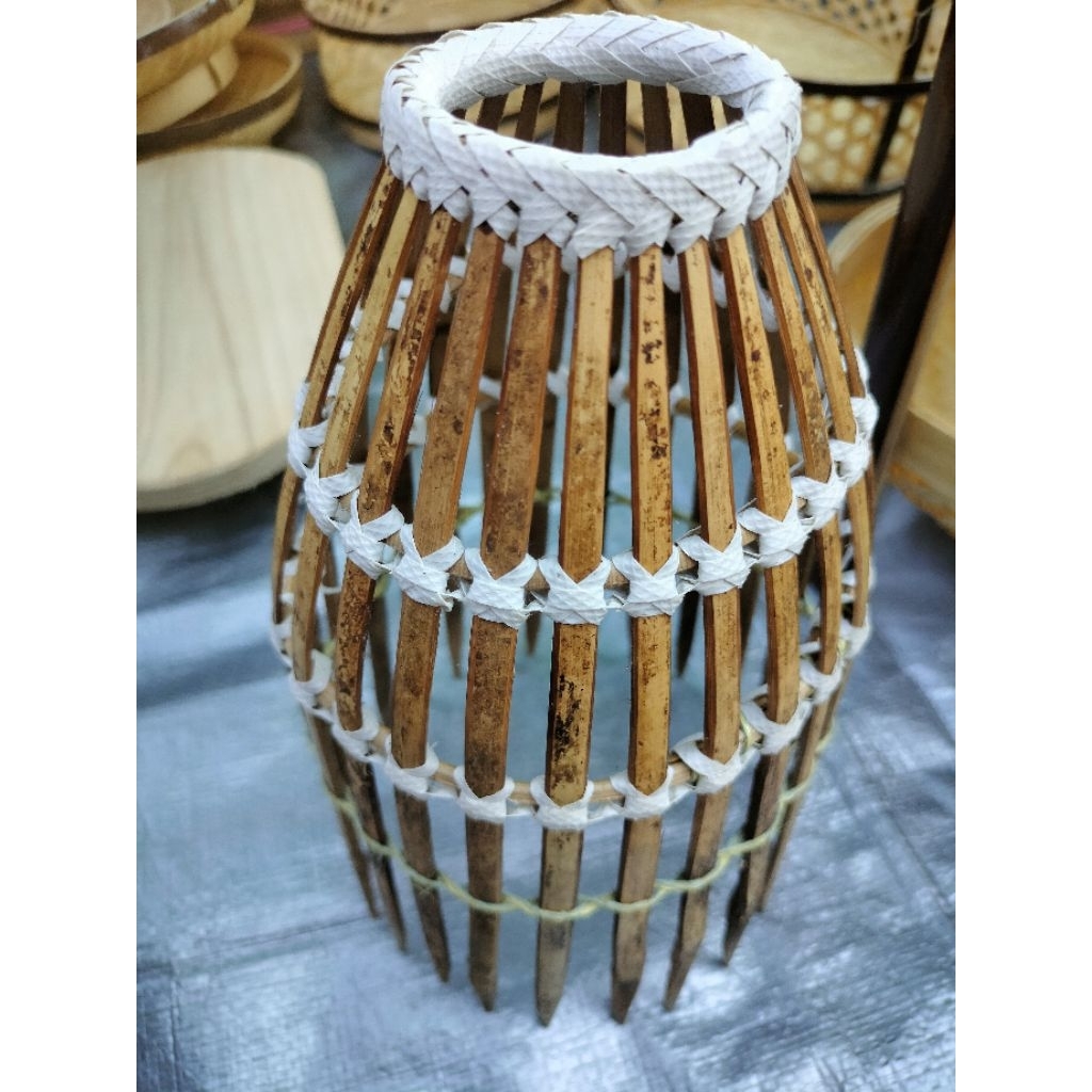 hiasan lampu gantung dari anyaman bambu