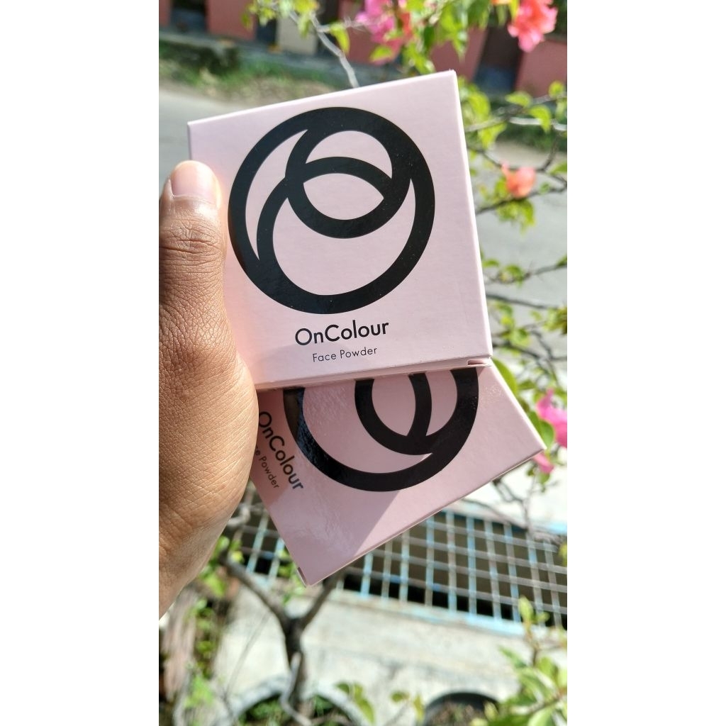Oriflame bedak on colour light