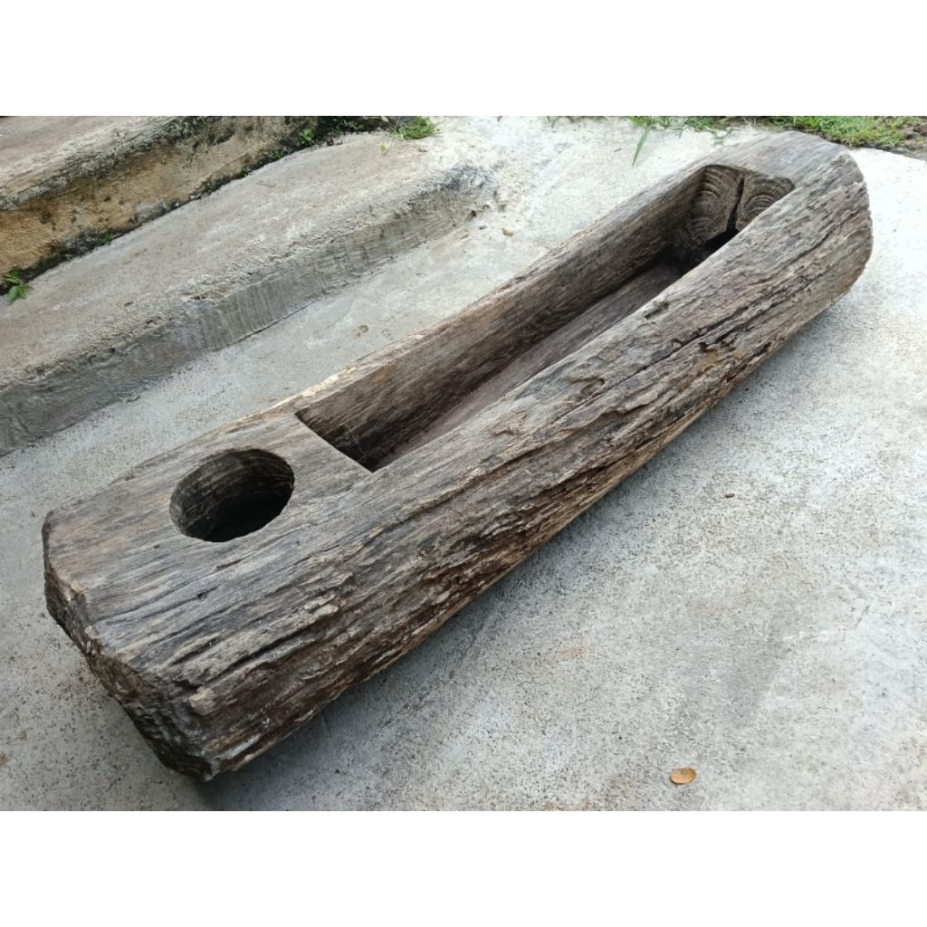 Lesung lumpang kayu jati erosi antik rustic kuno lawas