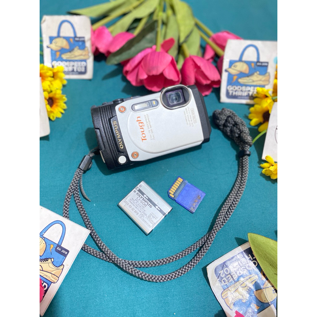 Camera Digital Olympus Stylus Tough TG-870 Flip Up Screen White series 16.1 MegaPixels 5x Optical Zo