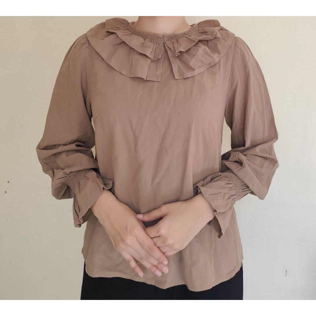 Atasan Wanita | Blouse Wanita | GU by Uniqlo — Moccha Chic Ruffle Neck Top