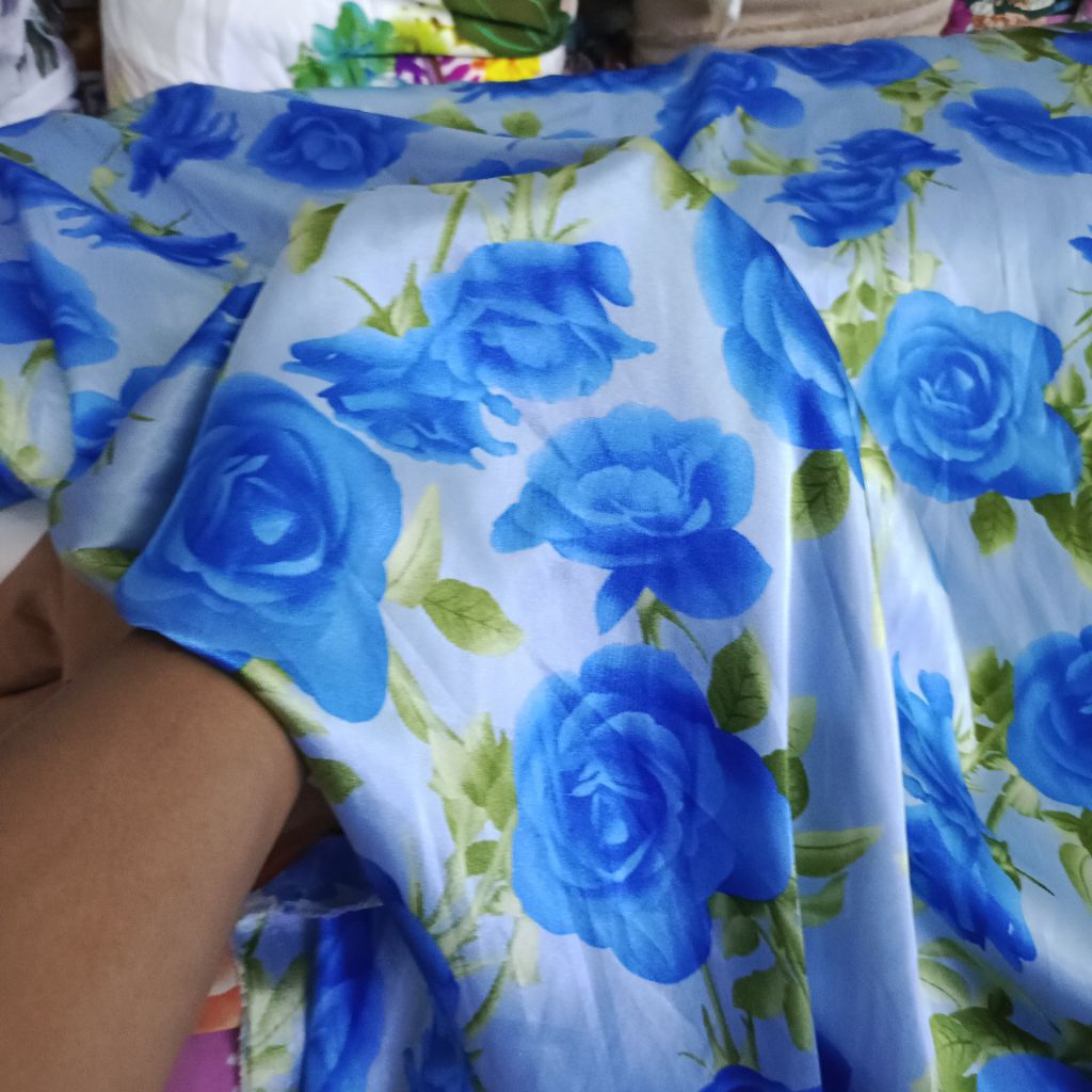 kain satin baby silk motif - kain silk meteran - kain satin silk motif bunga mawar biru - silk premi