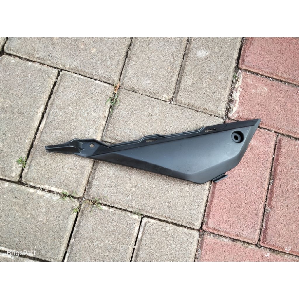 sambungan kecil bodi belakang sebelah kanan cbr150r cbr 150r led facelift original