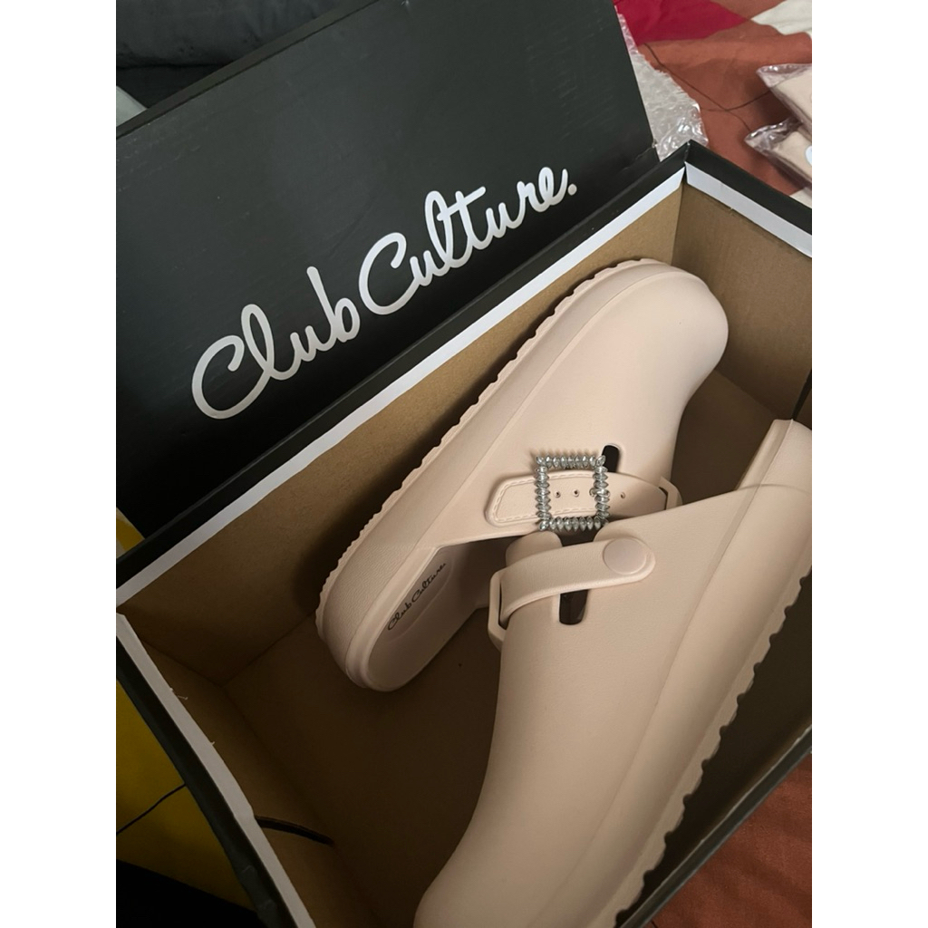 sandal Club Culture